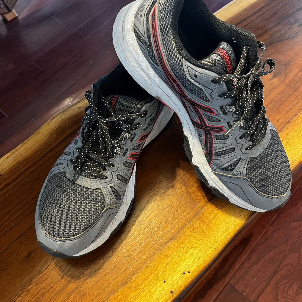 Mens 10.5 Ascis Tennis Shoe